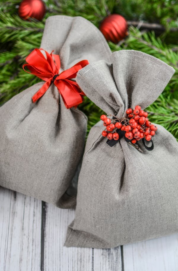 Idées de pochettes cadeaux festives avec fenêtre pour noël